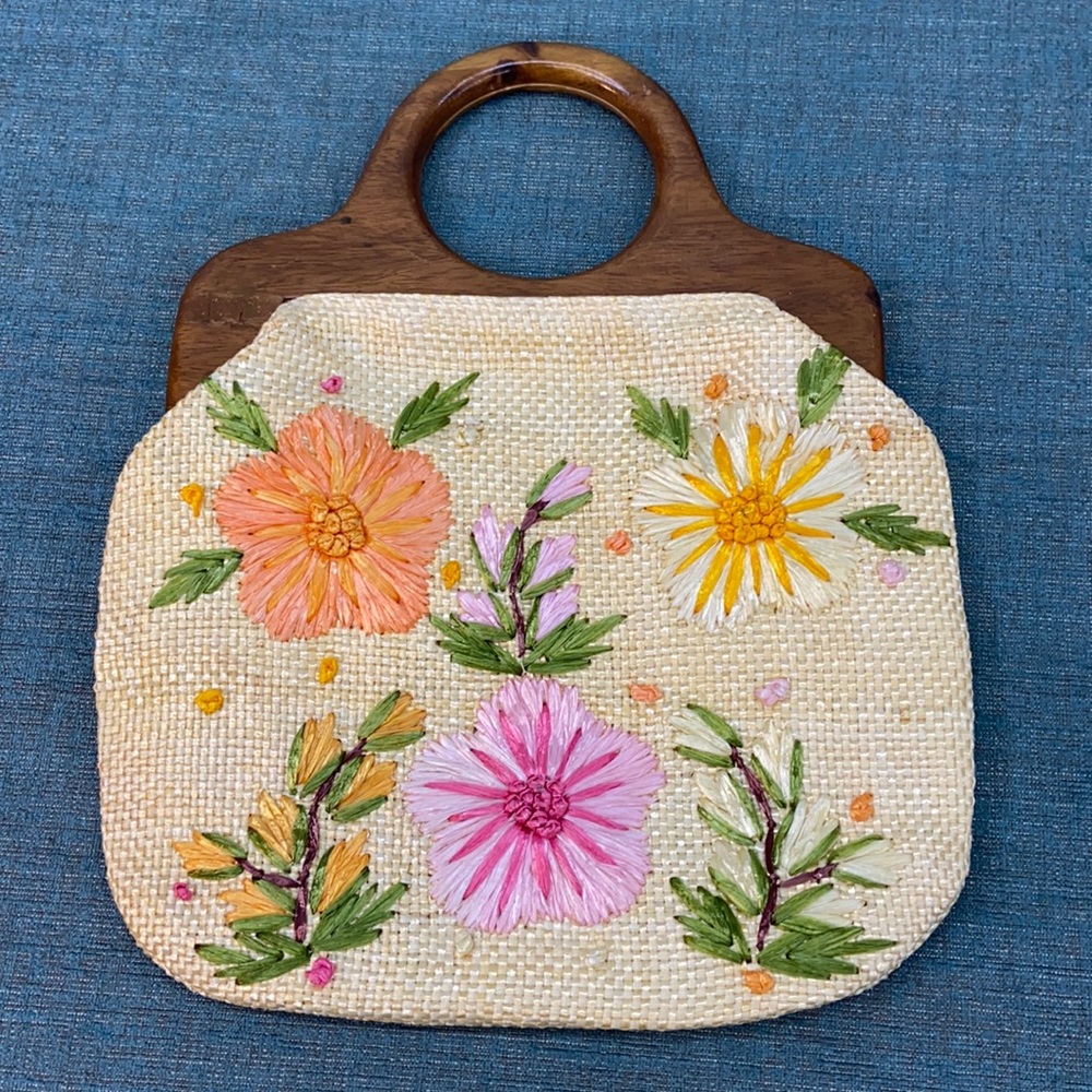 🌸 Raffia Bermuda Bag Souvenir Purse with Handmade Flowers & Wooden Handle